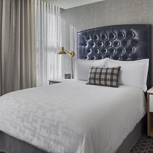 Petite One Queen Room